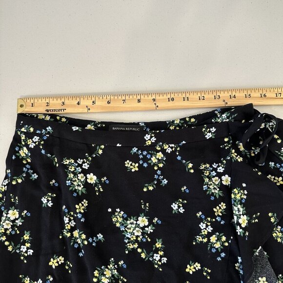 Banana Republic Mini Skirt Size 10 petite Black Wrap Ditsy Floral - Picture 4 of 8
